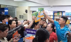 Toàn cảnh vụ khủng hoảng sách giáo khoa khiến học sinh, phụ huynh lao đao