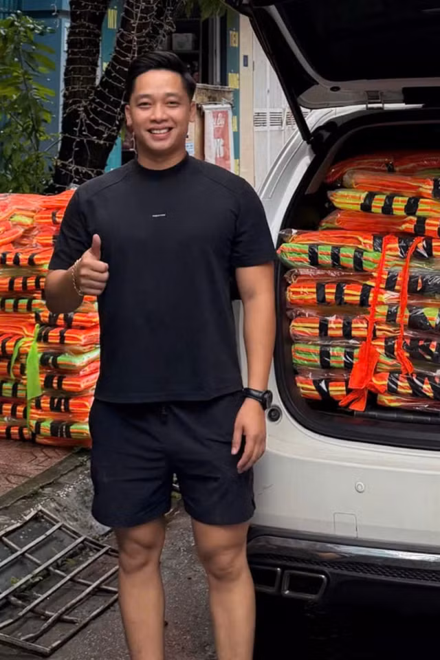 Chàng trai bỏ tiền treo 200 áo phao trên các cây cầu ở Hưng Yên
