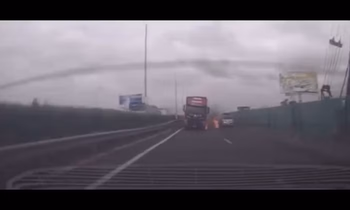 [CLIP] Xe đầu kéo nổ văng lốp rồi bốc cháy trên cao tốc
