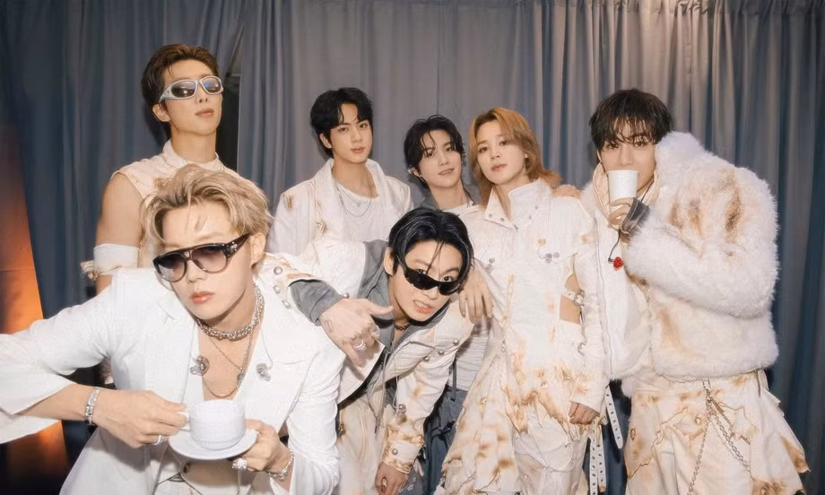 Cận cảnh những "vệt cháy" trên trang phục BTS đặt hàng của thương hiệu Việt