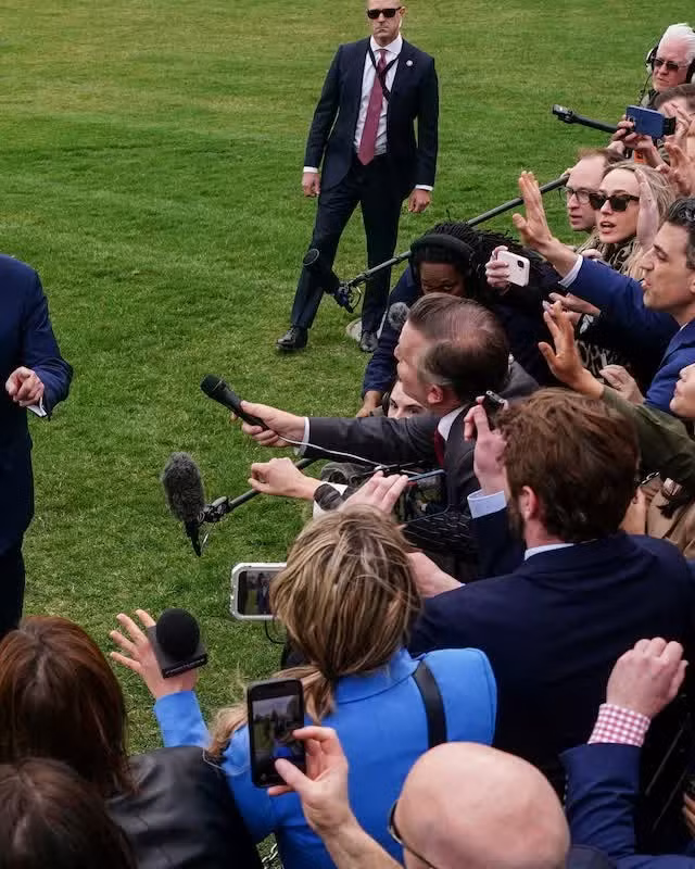 Tổng thống Trump cấm 3 hãng truyền thông lớn vào Nhà Trắng