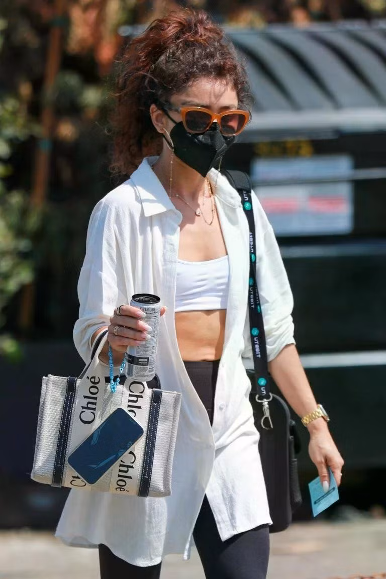sarah-hyland-chloe-woody-tote-768x1152.jpg