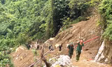 Có những đoạn dốc dựng đứng nhưng không làm nản lòng người lính trẻ