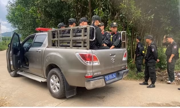 Lực lượng truy bắt chốt chặn mọi ngả đường quanh núi Hòn Dữ- khu vực được khoanh vùng là nơi lẩn trốn của hai phạm nhân còn lại.