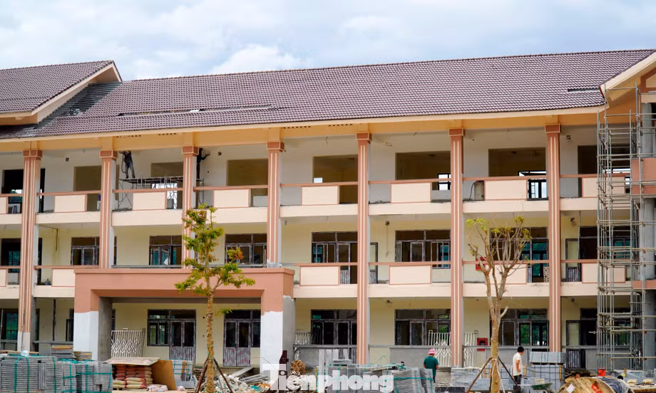 Công trường không nghỉ trước ngày đón hơn 1.300 học sinh vùng cao đến lớp