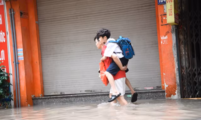 Hà Nội mưa ngập, học sinh trường tư học trực tuyến, trường công chật vật đến trường