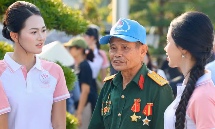 Khoảnh khắc lắng đọng của 25 thí sinh Hoa hậu Việt Nam ở Bến tàu không số