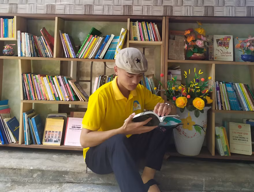 Tủ sách cộng đồng của hai sinh viên Phú Yên