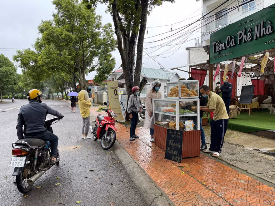 “Tủ bánh mì 0 đồng” ấm áp tình thương tại Đà Lạt của cặp đôi 9X