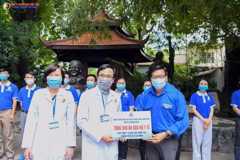 Đồng hành với đội ngũ y, bác sĩ tuyến đầu chống dịch
