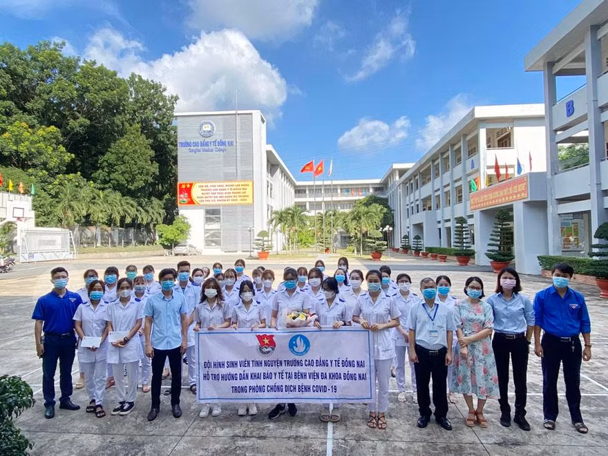 Sinh viên trường CĐ Y tế Đồng Nai ra quân đội hình hỗ trợ chống dịch COVID-19