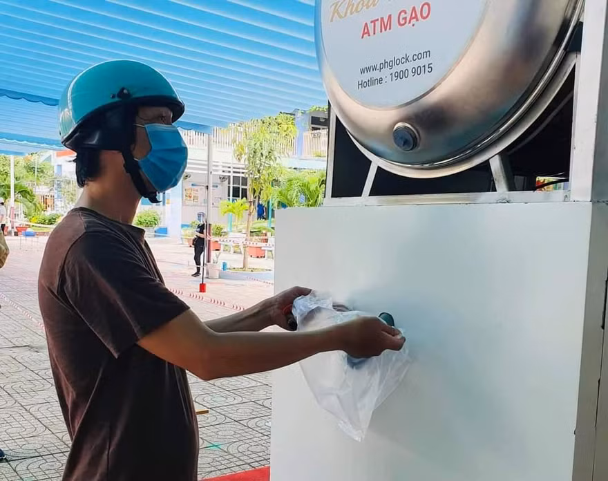 TP. HCM: Đưa "ATM gạo" hỗ trợ người dân có hoàn cảnh khó khăn trong mùa dịch