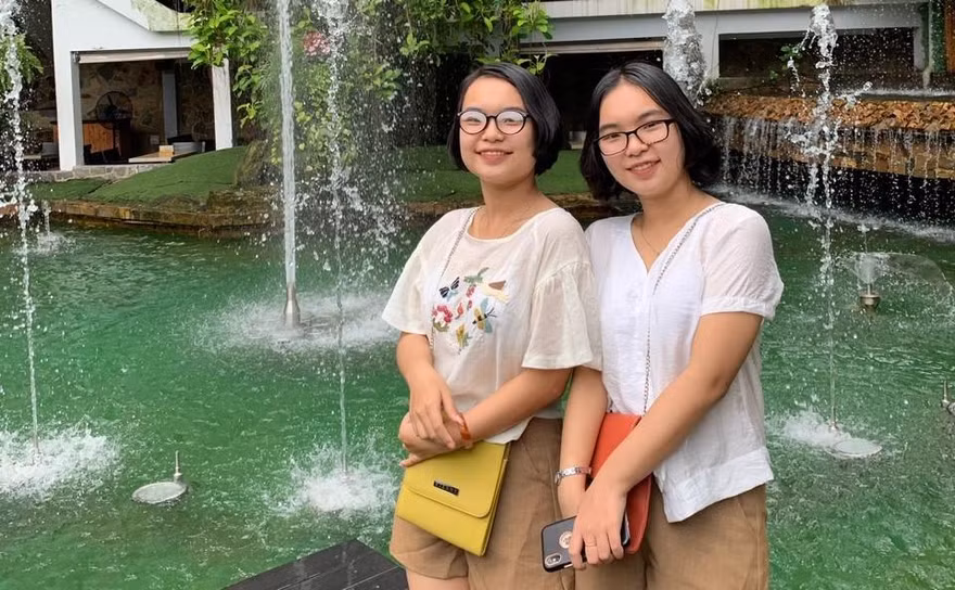 Cặp chị em song sinh cùng tham gia chống dịch