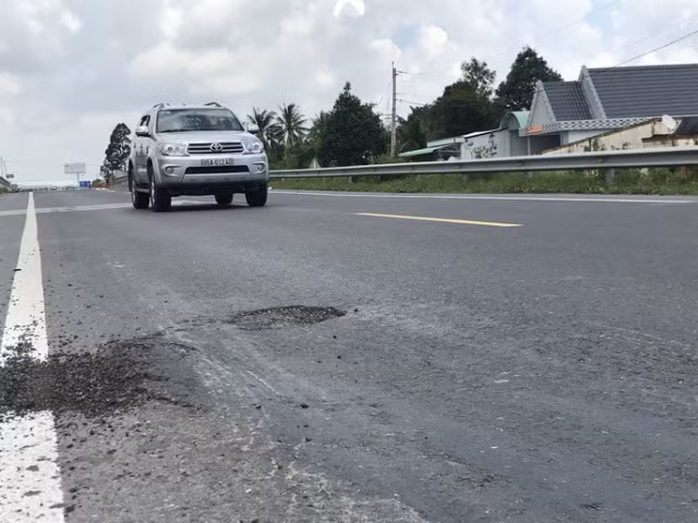 Một điểm hư hỏng tại BOT tuyến tránh Cai Lậy