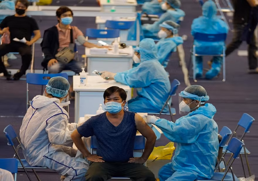 Nhiều địa phương tại TP HCM 'về đích' tiêm chủng COVID-19 mũi đầu tiên