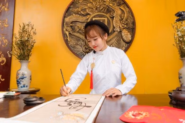 Nữ TikToker vẽ tranh kể chuyện lịch sử thu hút triệu view