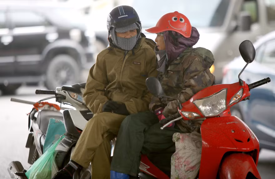Người lao động ở Hà Nội mưu sinh trong đợt rét mạnh nhất từ đầu mùa đông