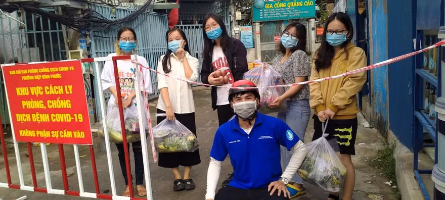 Trường ĐH Bách khoa (ĐHQG TP. HCM) tặng sách cho tân sinh viên, gửi đến tận nhà