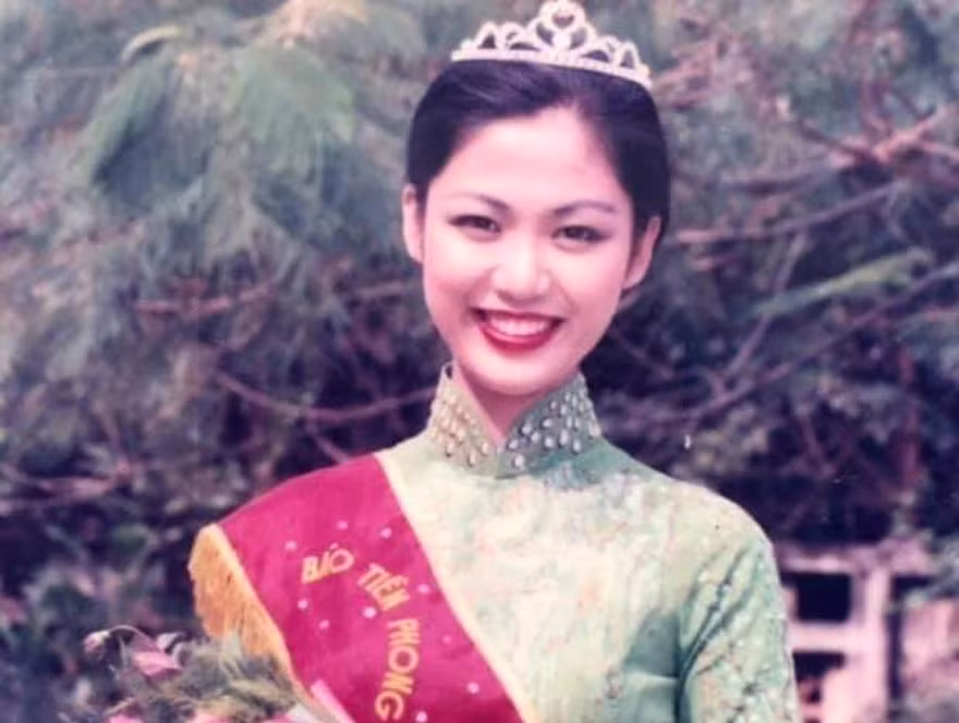 Hoa hậu Nguyễn Thu Thủy: Nhớ mãi nụ cười ngày đăng quang trở về thăm trường cũ