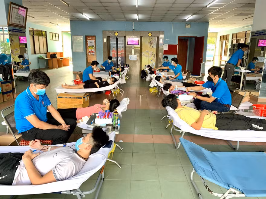 Đang thực hiện giãn cách tại KTX, 150 sinh viên tình nguyện hiến máu cứu người mùa dịch