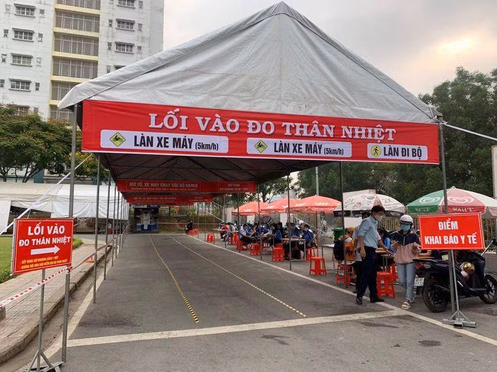 Sinh viên phải khai báo y tế khi trở lại trường sau dịp nghỉ lễ