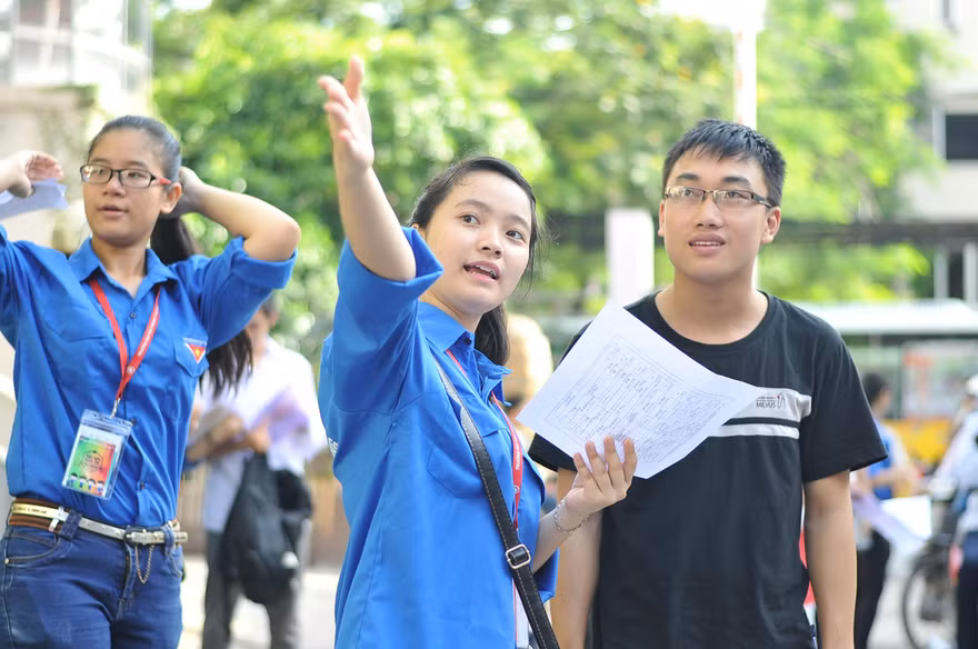 Sinh viên tình nguyện ĐH Ngoại thương tham gia hỗ trợ chương trình "Tiếp sức mùa thi". Ảnh: DƯƠNG TRIỀU