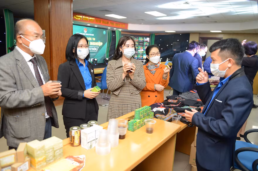 Đại diện Ban Giám khảo tham quan gian hàng của các thí sinh tại Vòng Chung kết cuộc thi Dự án Khởi nghiệp thanh niên nông thôn năm 2021.
