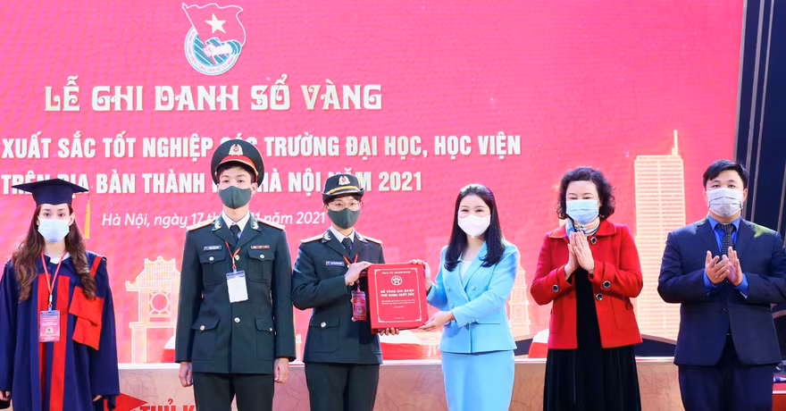 Thủ khoa các trường ĐH, Học viện trao sổ vàng tại chương trình. Ảnh: VƯƠNG ĐỨC