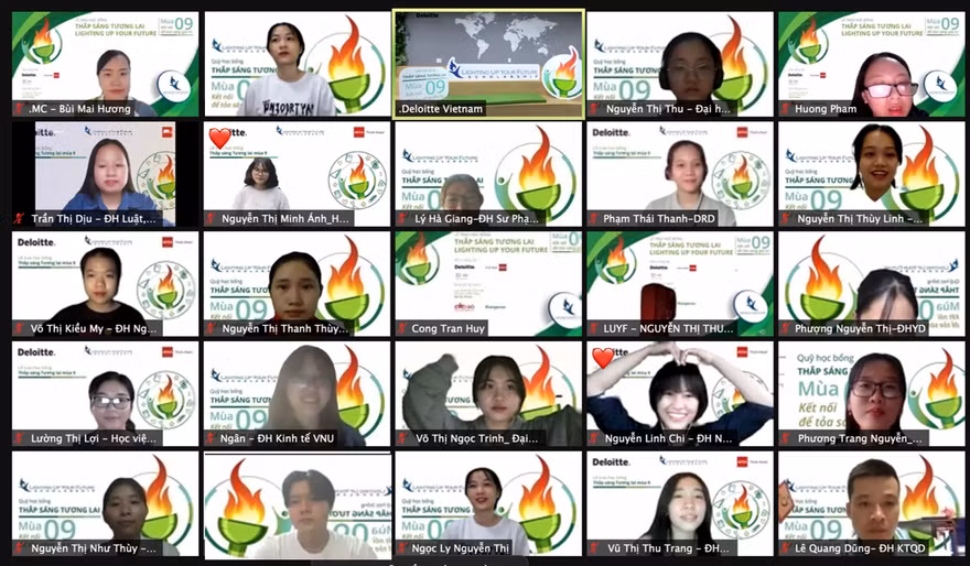 Sinh viên tham dự sự kiện, chiều 24/9/2021.