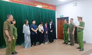 Cơ quan Công an tống đạt các quyết định tố tụng đến đối tượng liên quan vụ án.