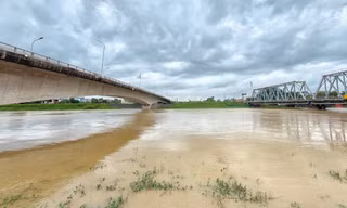 Công an tỉnh Bắc Ninh hỗ trợ di dời người dân đến nơi an toàn.
