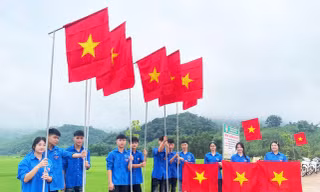 Trên các tuyến đường, trước mỗi mái nhà, tại nhà văn hóa, trường học và trụ sở hành chính, cờ Tổ quốc được treo trang trọng.