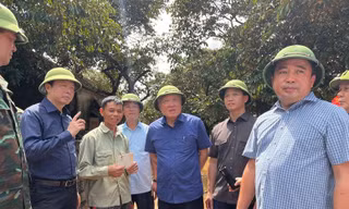 Phó Thủ tướng Thường trực Chính phủ Nguyễn Hoà Bình kiểm tra mưa lũ tại Bắc Ninh. Ảnh: VGP