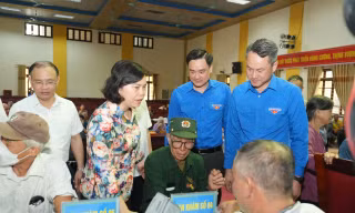 Khám sức khỏe miễn phí cho người dân.