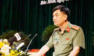 Đại tá Đỗ Đức Trịnh - Phó Giám đốc Công an tỉnh Bắc Ninh báo cáo công tác phòng chống tội phạm tại kỳ họp lần thứ 6 của HĐND tỉnh Bắc Ninh. Ảnh: Nguyễn Thắng.
