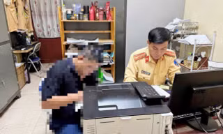 Cảnh sát giao thông tỉnh Bắc Ninh làm việc với ông Hứa V.A.