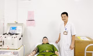 Trung tá Lê Tuấn Anh hiến tiểu cầu cứu bệnh nhân nguy kịch.