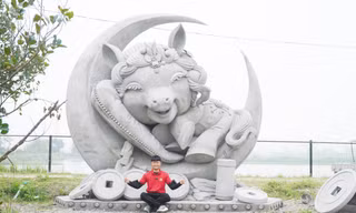 Anh Bùi Văn Quân với linh vật ngựa thương.