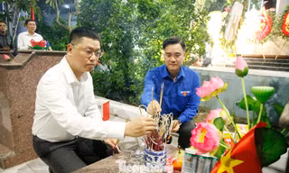 Lãnh đạo Tỉnh ủy và Tỉnh Đoàn Bắc Ninh thắp hương các Anh hùng liệt sĩ.