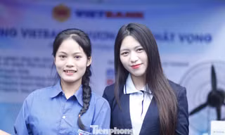 Chị Lê Thị Chi chụp ảnh cùng sinh viên có nhu cầu làm thực tập sinh tại chi nhánh ngân hàng.