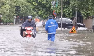 Đường Ngô Văn Cảnh cũng bị ngập sau cơn mưa to. Ảnh: Nguyễn Thắng