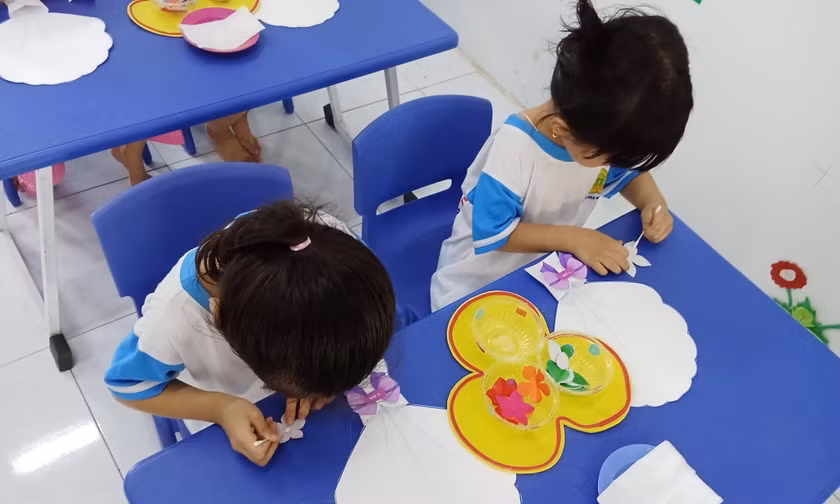 Bà nội lao vào lớp đánh, xé áo cô giáo mầm non 