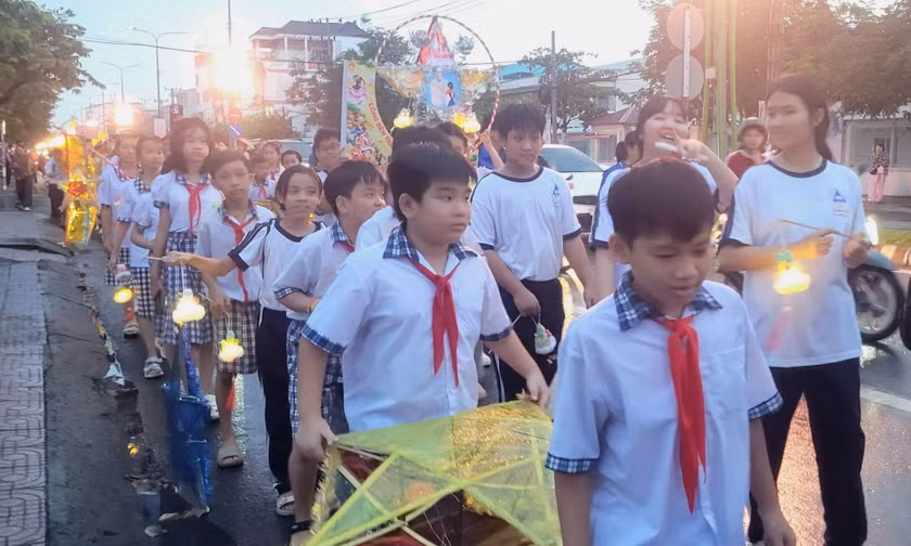 Hơn 300 thiếu nhi khó khăn tại Vĩnh Long nhận quà, học bổng, và tham gia các hoạt động vui trung thu ý nghĩa, lan tỏa yêu thương và ước mơ.