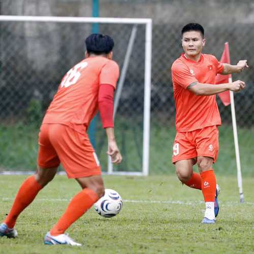 Nguyễn Quang Hải đang là tâm điểm chú ý sau trận đấu với Campuchia trên sân Mỹ Đình. Những gì anh thể hiện ở vòng bảng chưa thực sự ấn tượng như chờ đợi của giới hâm mộ. Dù vậy, HLV Kim Sang-sik và các đồng đội ở đội tuyển Việt Nam vẫn ủng hộ Quang Hải. Phó chủ tịch Trần Anh Tú hôm nay cho rằng Quang Hải là cầu thủ lớn và HLV Kim Sang-sik biết phải dùng anh như thế nào.