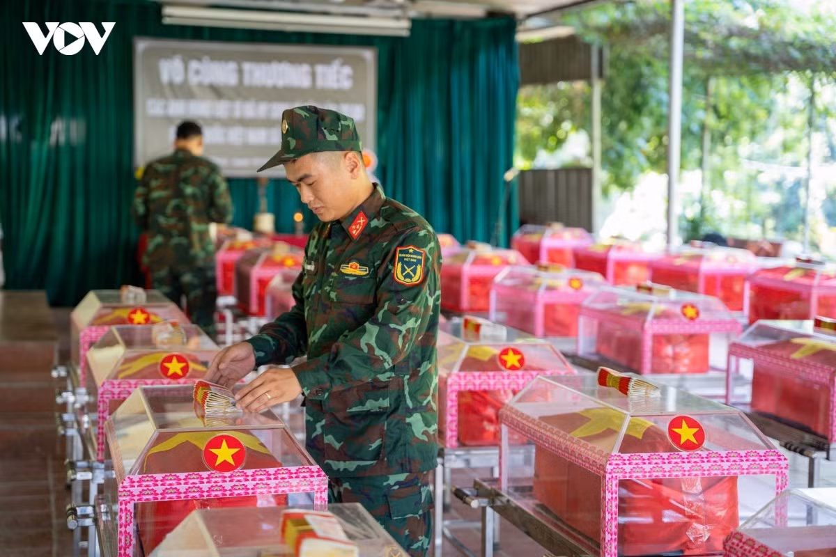 Các thành viên của Đội Tìm kiếm, quy tập hài cốt liệt sĩ phủ quốc kỳ và sắp xếp các hài cốt theo thứ tự ngay ngắn. Theo Thượng tá Tiệp, đến ngày 14/10 là ngày thứ 213/500 ngày thực hiện chiến dịch. Đội Tìm kiếm, quy tập hài cốt liệt sĩ, Bộ Chỉ huy Quân sự tỉnh Tuyên Quang đang chạy đua với thời gian, tranh thủ từng giờ, từng ngày, từng phút; đồng thời tận dụng thời tiết mùa khô để tiếp tục tìm kiếm tại tất cả các vị trí có thông tin do cựu chiến binh cung cấp và từ hồ sơ các trận đánh để lại.