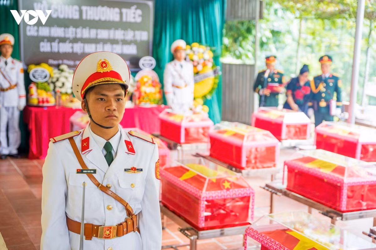 Trang nghiêm nghi lễ tiễn đưa các liệt sĩ.