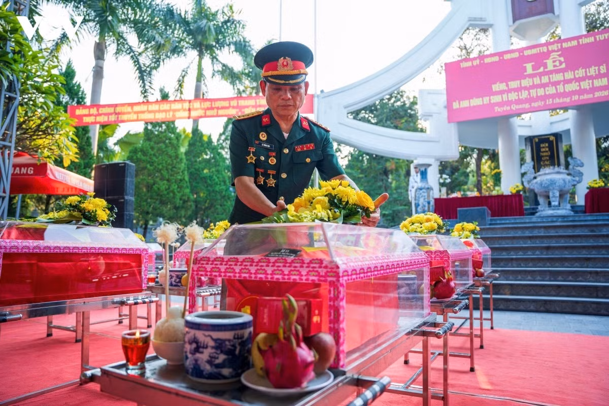 Đằng sau mỗi hài cốt được tìm thấy là hành trình gian nan của những người lính làm nhiệm vụ, là sự kiên trì giữa núi rừng hiểm trở và niềm hy vọng chưa bao giờ tắt của những gia đình liệt sĩ. Có những người đã xác định được danh tính, nhưng cũng còn những người chưa thể gọi tên. Dẫu vậy, các anh vẫn luôn được Tổ quốc ghi công, được nhân dân tưởng nhớ.