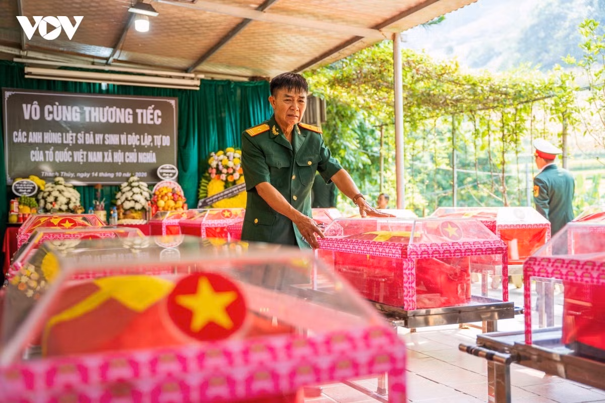 Cựu chiến binh Trịnh Xuân Hùng, nguyên Tiểu đoàn trưởng Tiểu đoàn 5 Trung đoàn 153, Sư đoàn 356 tiễn đưa đồng đội về nơi an nghỉ cuối cùng. Ông Trịnh Xuân Hùng là người trực tiếp chỉ huy Tiểu đoàn 5 đánh trận ngày 12/7/1984.