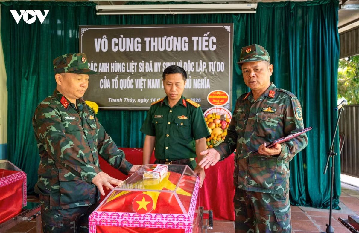 Theo Thượng tá Nguyễn Hữu Tiệp (ngoài cùng bên phải), Phó Đội trưởng Đội tìm kiếm quy tập hài cốt liệt sĩ, Bộ Chỉ huy Quân sự tỉnh Tuyên Quang, thực hiện Chiến dịch 500 ngày đêm, Đội tìm kiếm, quy tập hài cốt liệt sĩ đã triển khai tìm kiếm tại 4 vùng dự án, gồm các xã Lao Chải, Minh Tân, Thanh Thủy và các khu vực liên quan. "Đến thời điểm hiện tại, chúng tôi đã quy tập được 98 hài cốt liệt sĩ. Trong đó, 5 hài cốt liệt sĩ đã xác định được danh tính, được bàn giao cho địa phương và gia đình để tổ chức lễ truy điệu, an táng theo nguyện vọng của gia đình. Hiện nay, tại vị trí này, chúng tôi đang chuẩn bị các điều kiện để đưa 93 hài cốt liệt sĩ về Nghĩa trang Liệt sĩ Vị Xuyên", Thượng tá Nguyễn Hữu Tiệp nói.