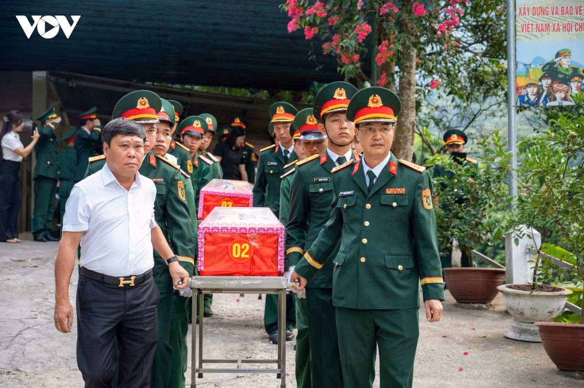 Hài cốt các liệt sĩ được di chuyển lên xe để đưa về Nghĩa trang Liệt sĩ quốc gia Vị Xuyên.